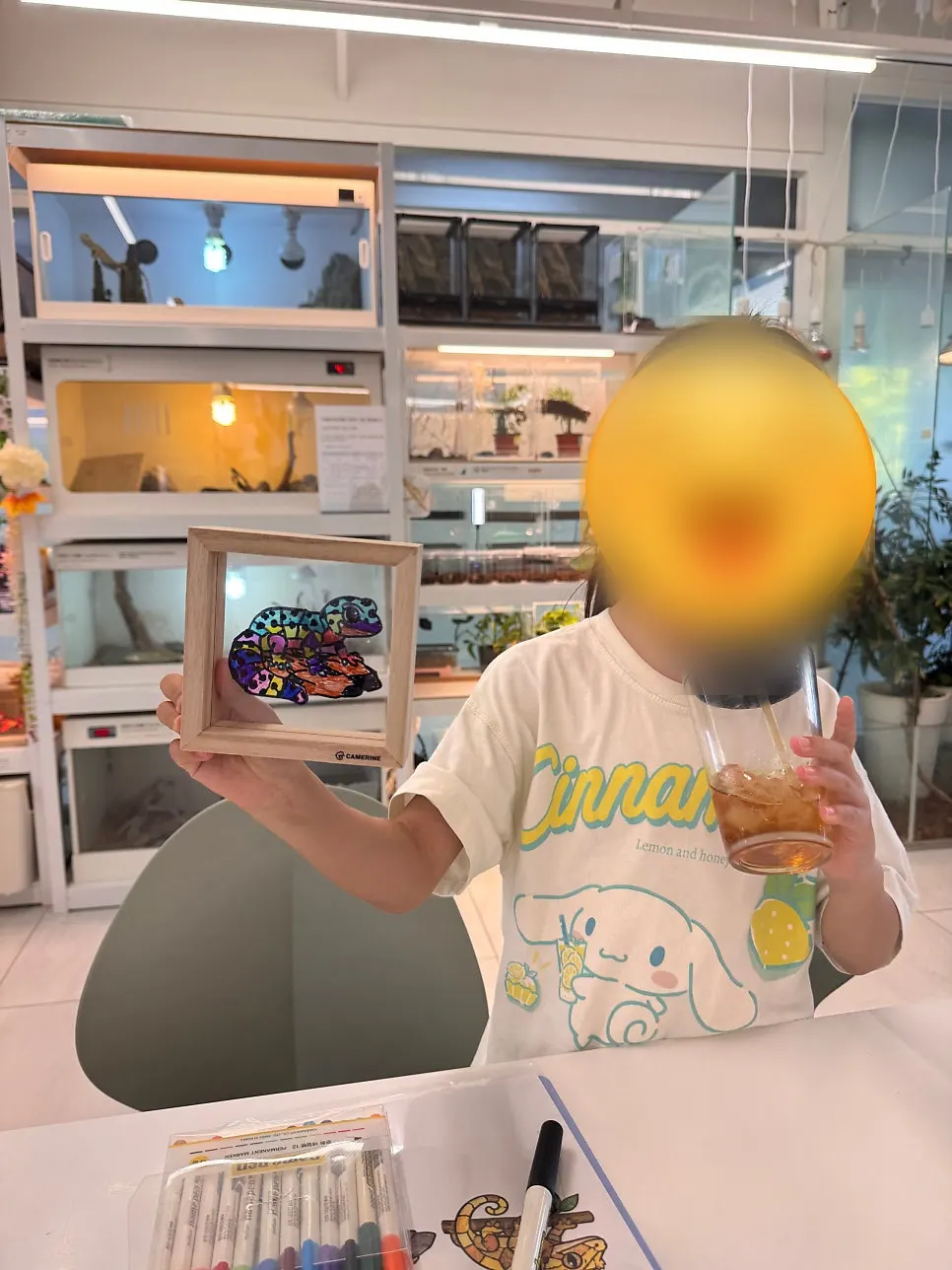 체험 중인 테이블 위 추러스와 만들기 재료