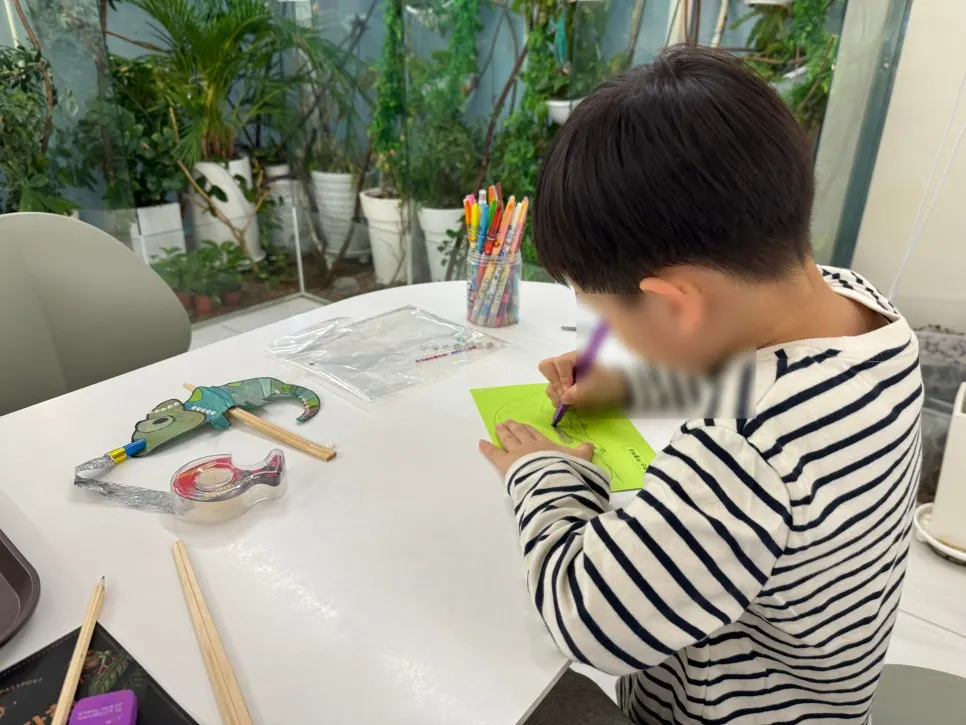 세 가지 만들기 중 고른 카멜레온 피리 키트