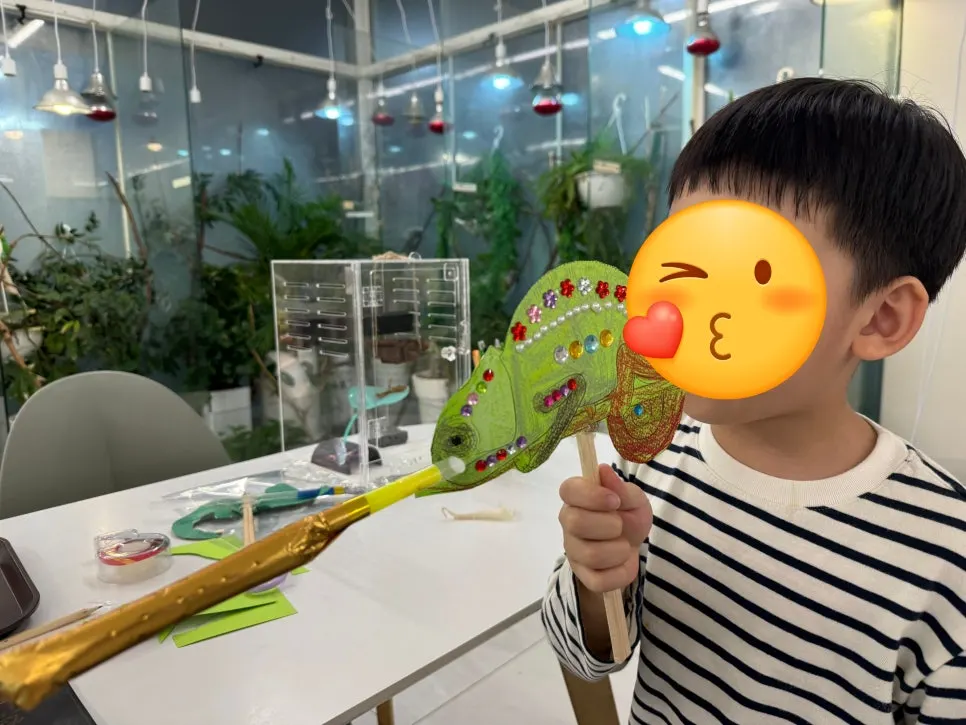 자르고 색칠하며 피리를 만드는 모습
