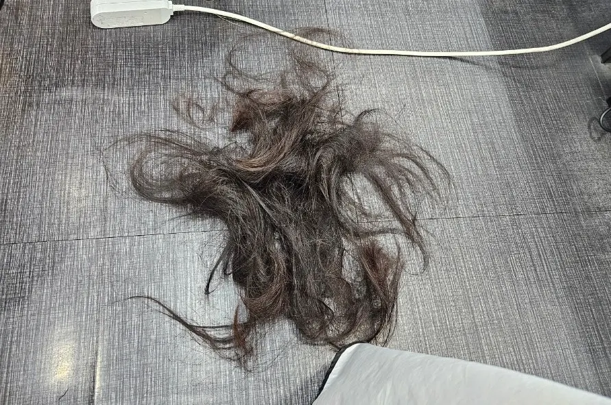 디자인 레이어드컷으로 잘려나간 머리카락