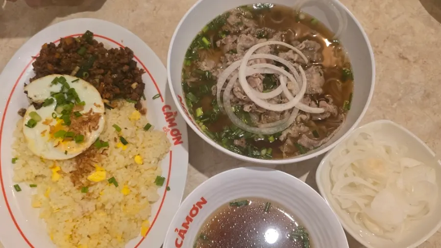 Kkamon pho and fried rice served together