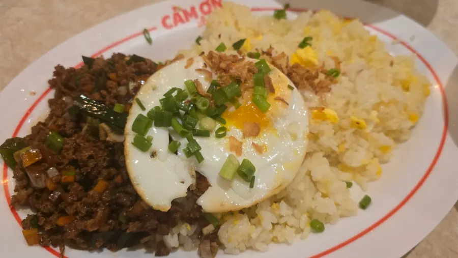 Plate of Kkamon fried rice topped with seasoned meat