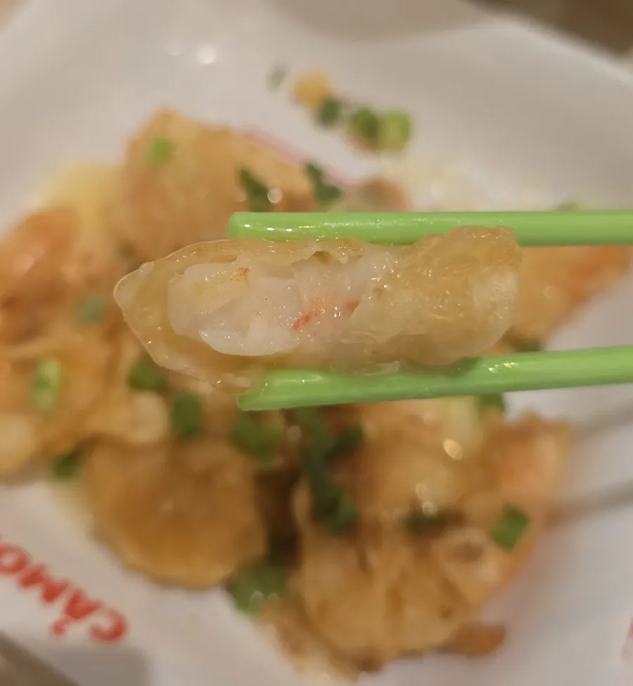Kkamon cream lemon shrimp topped with lemon cream sauce