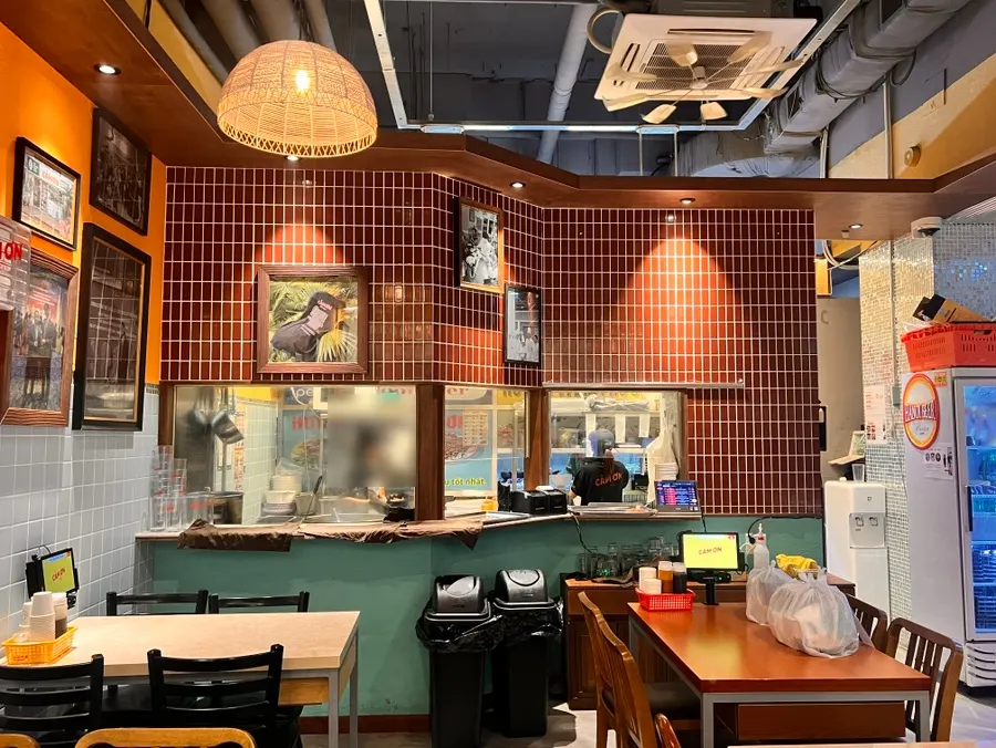 ภายในร้าน Kkamon ที่มีบรรยากาศแบบเวียดนามท้องถิ่น