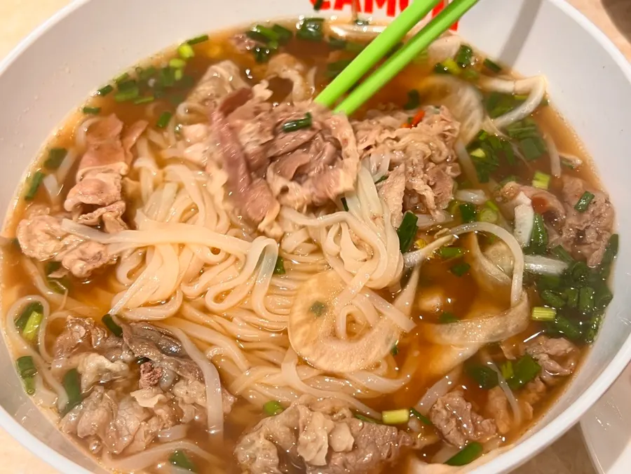 เฝอเนื้อยางจีคัมมนกับน้ำซุปเข้มข้น