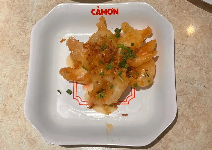 ข้าวผัดที่ตักขึ้นมาหนึ่งช้อนแบบแยกเม็ดสวย