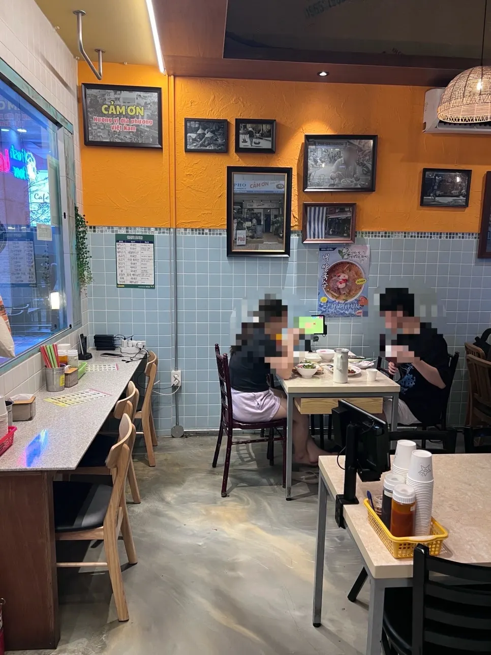 Solo-dining and 2-person tables at Kkamon