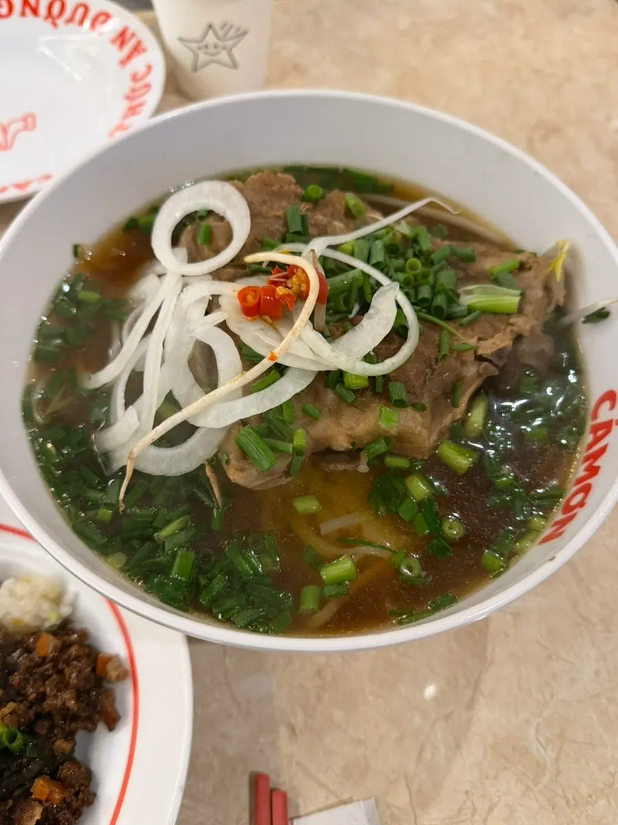 진한 국물의 까몬 등뼈쌀국수 한 그릇