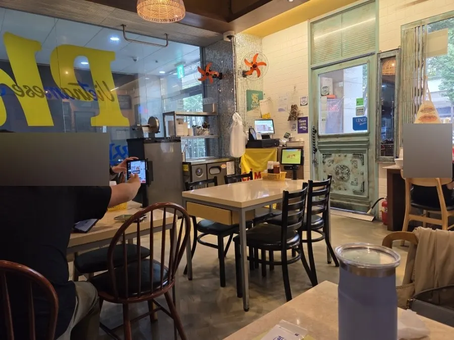 까몬 내부 4인석 테이블