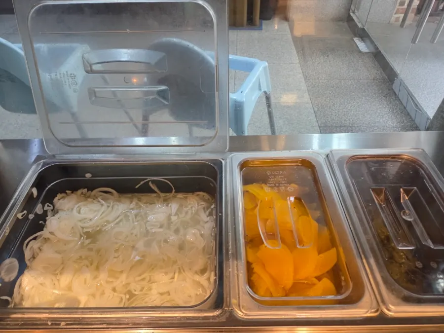 셀프 바의 양파와 단무지