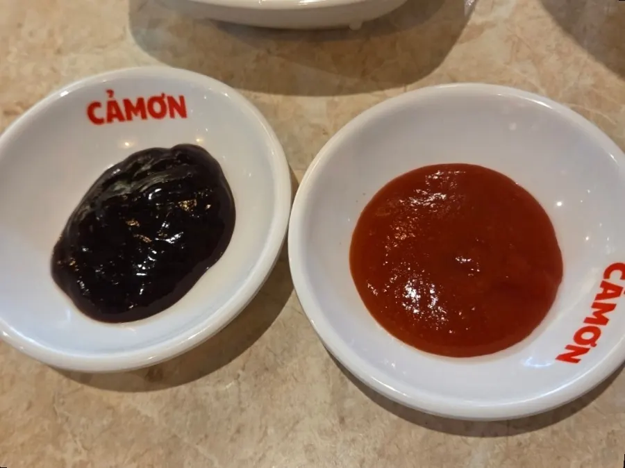 해선장과 스리라차 소스 접시