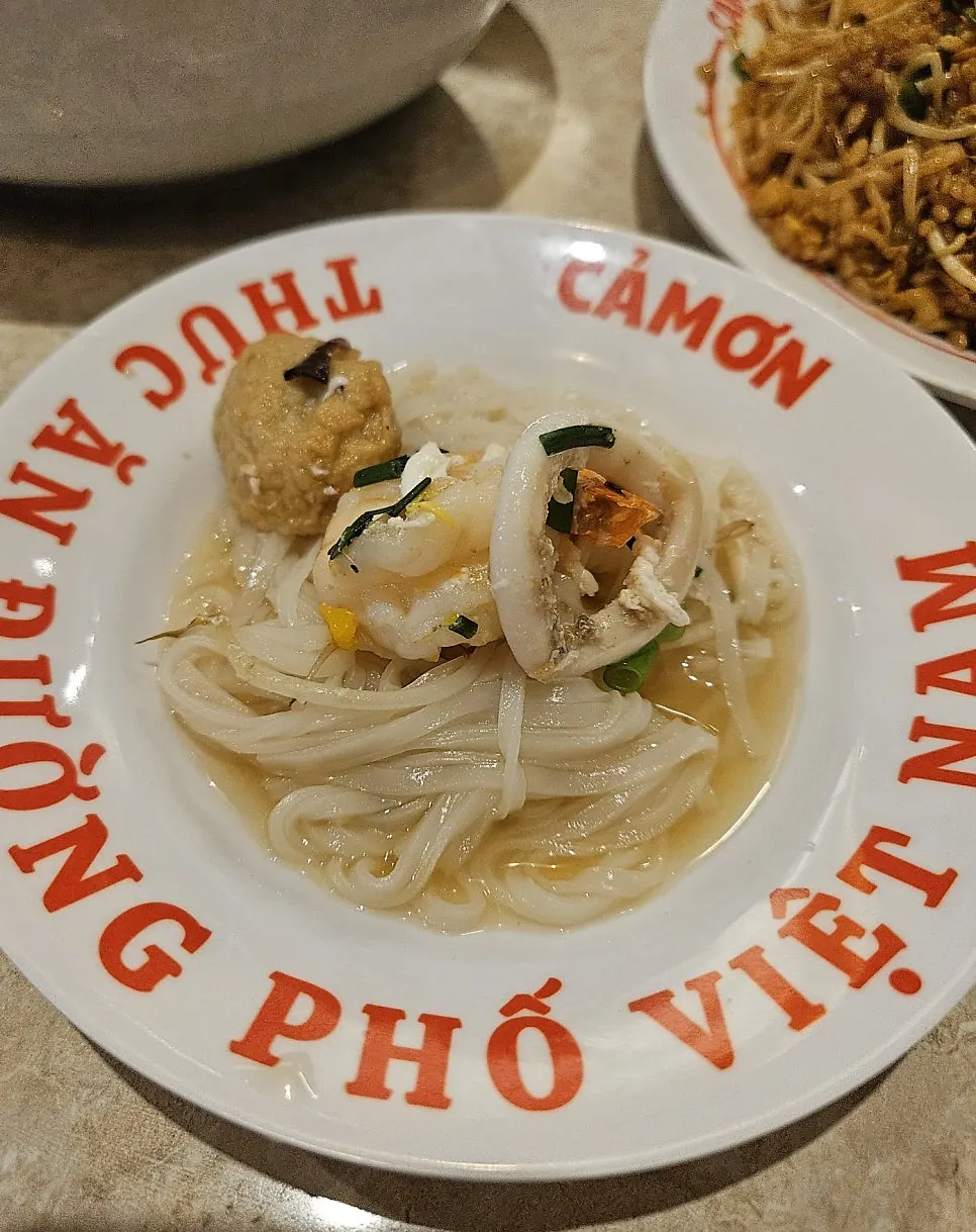 キクラゲと麺をすくい上げたイカフォー