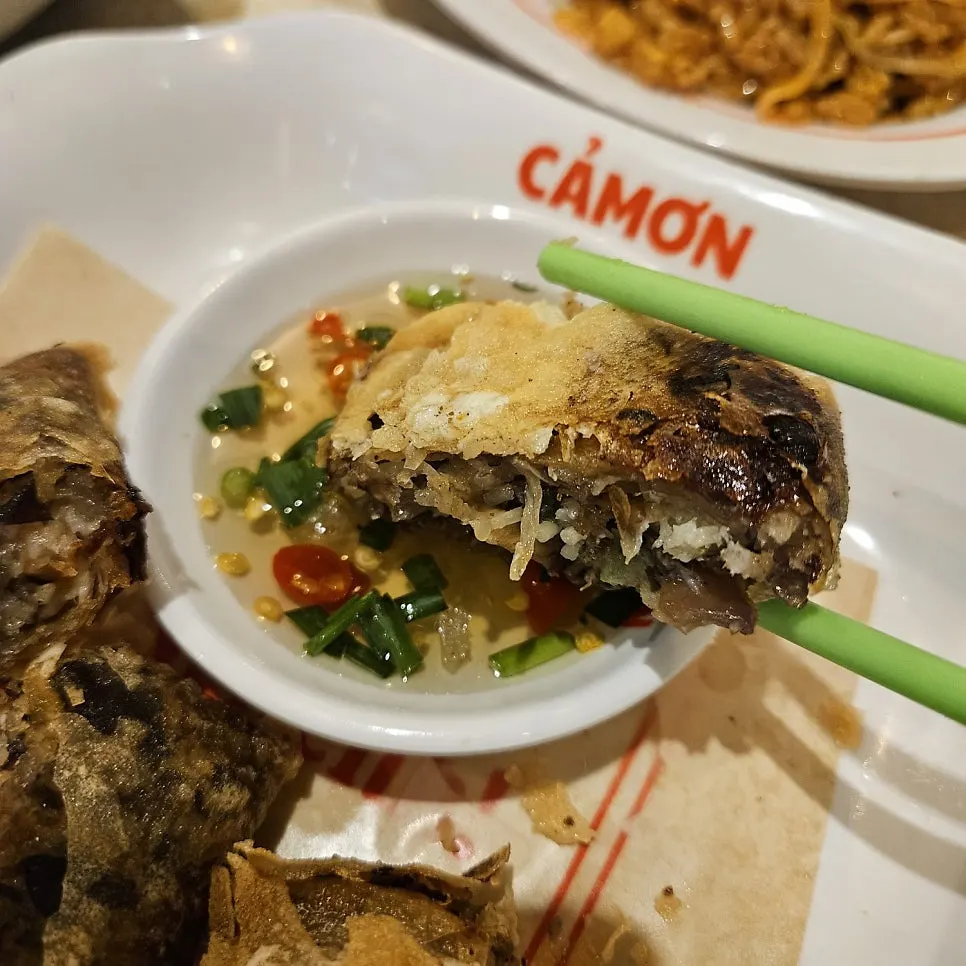 ソースにつけて食べるカニ春巻き