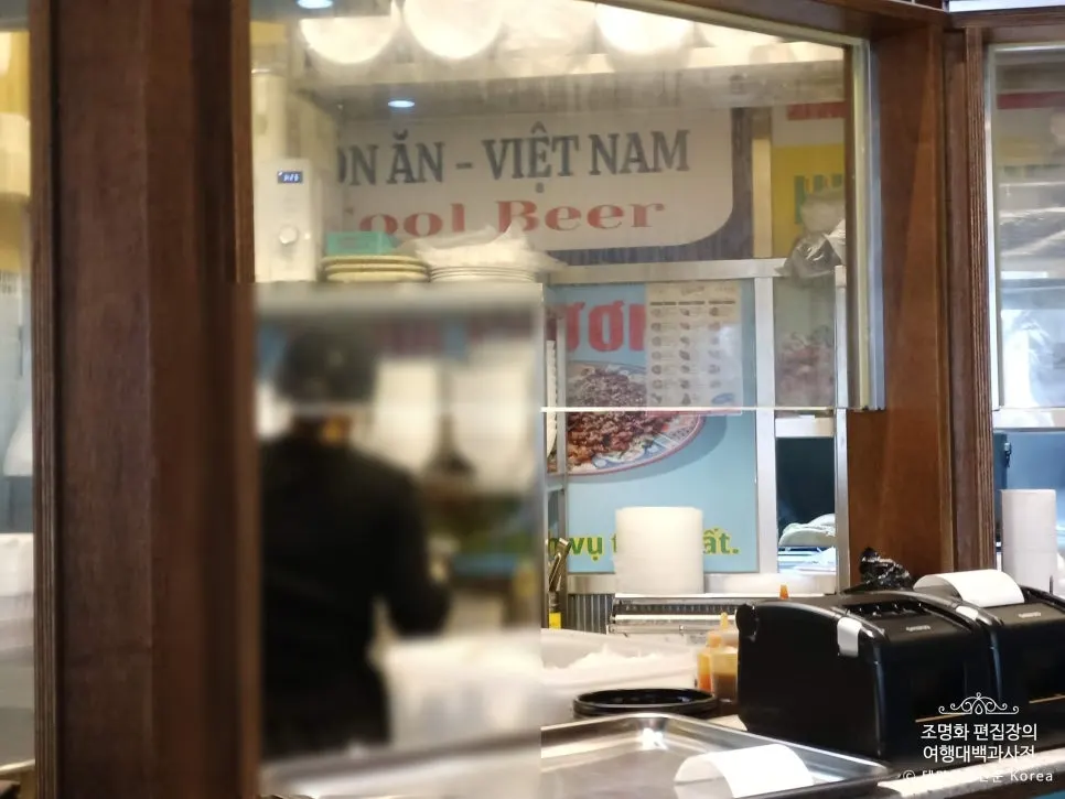 분주하게 움직이는 까몬의 오픈 키친