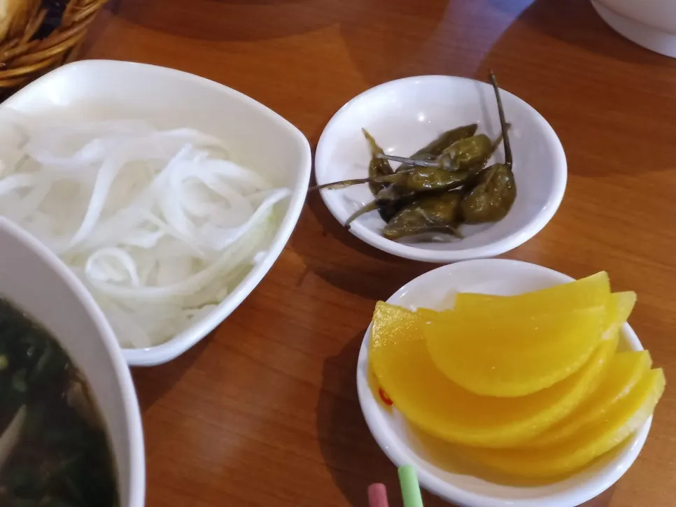 접시에 담아온 양파채, 쥐똥고추, 단무지