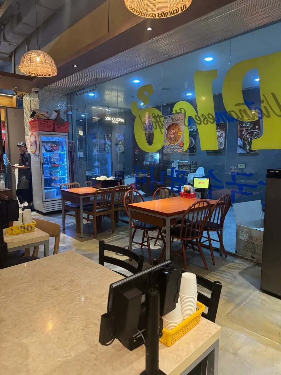까몬 내부 4인 테이블 좌석