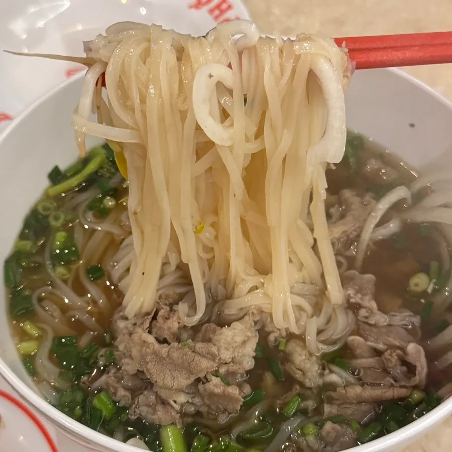 까몬쌀국수 면을 건져 올린 모습