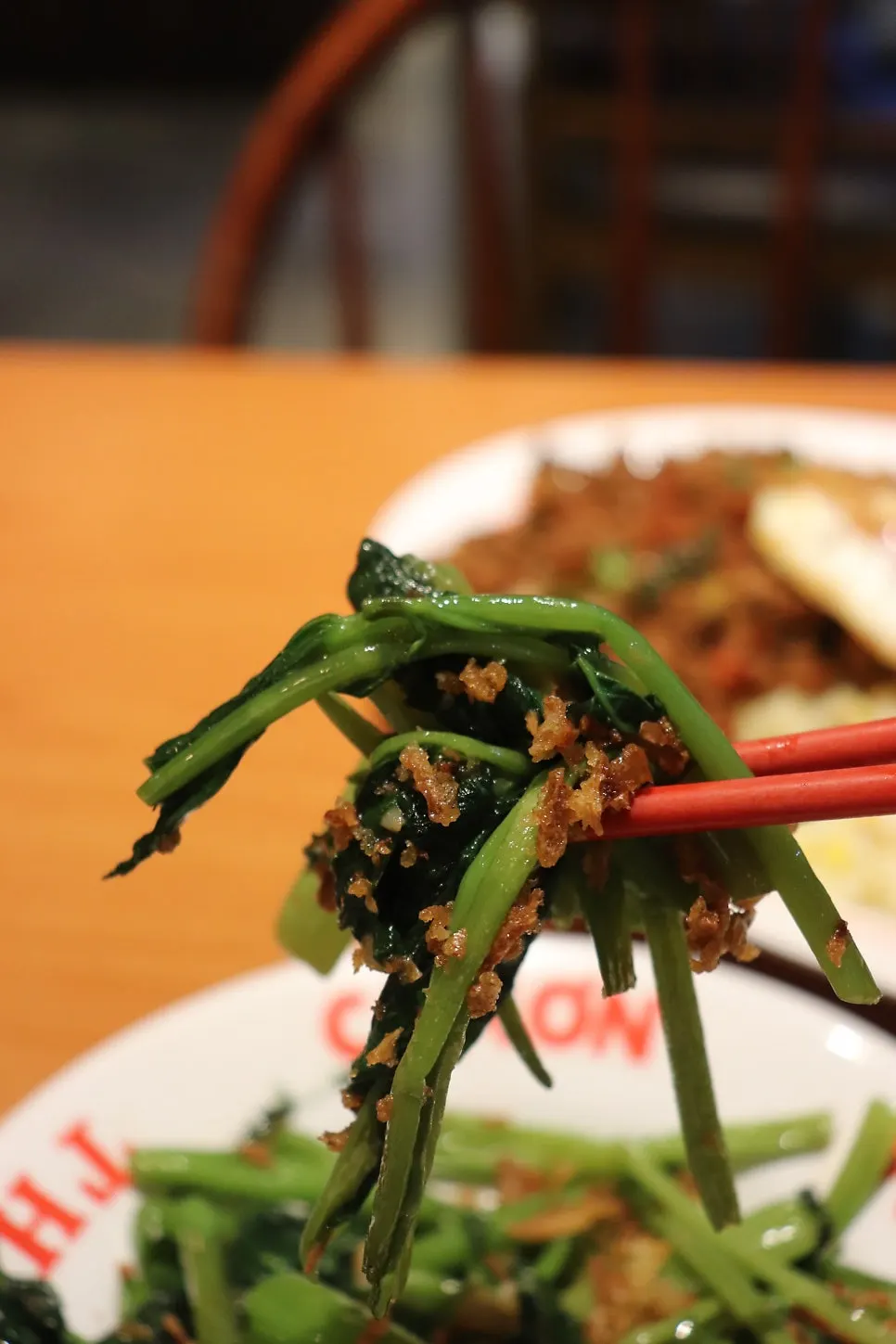 Close-up of fried rice topped with onion flakes