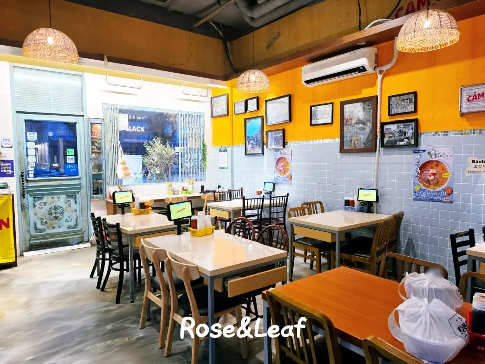 Spacious table seating