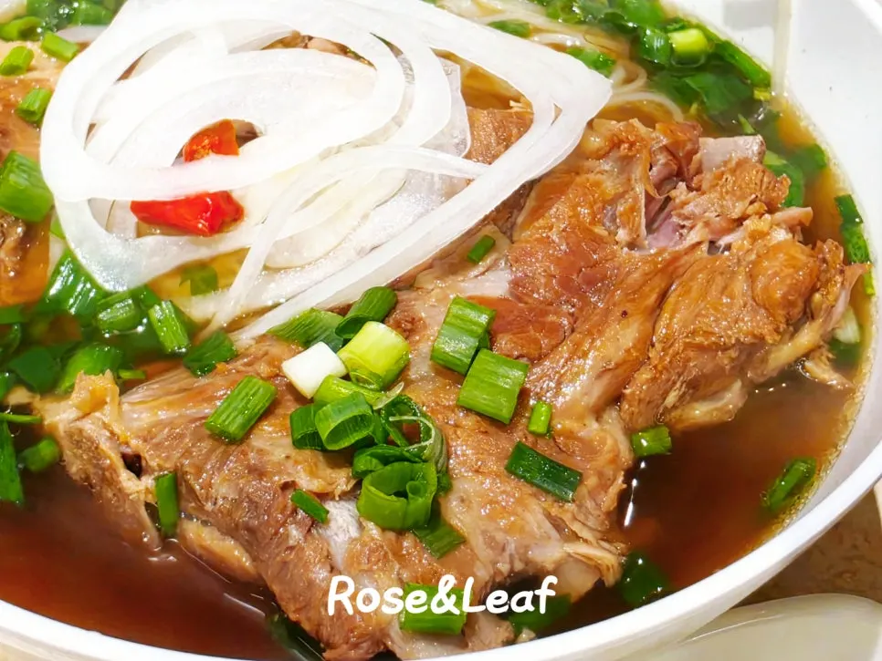 Noodles and meat in the pork backbone pho