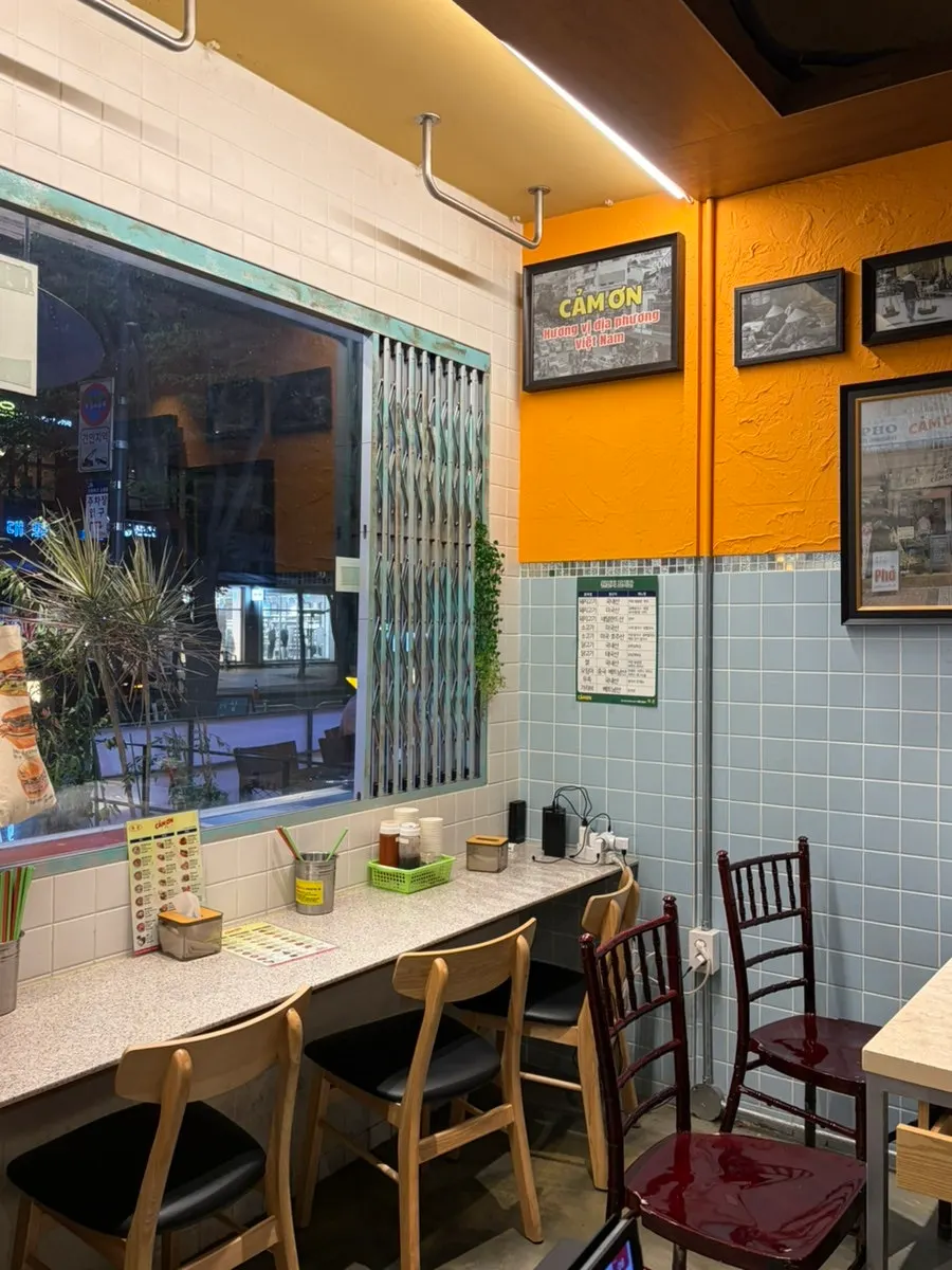 아늑한 현지 식당 느낌의 까몬 정자점 내부