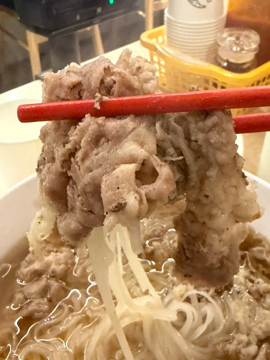 아롱사태와 양지가 올라간 까몬 쌀국수