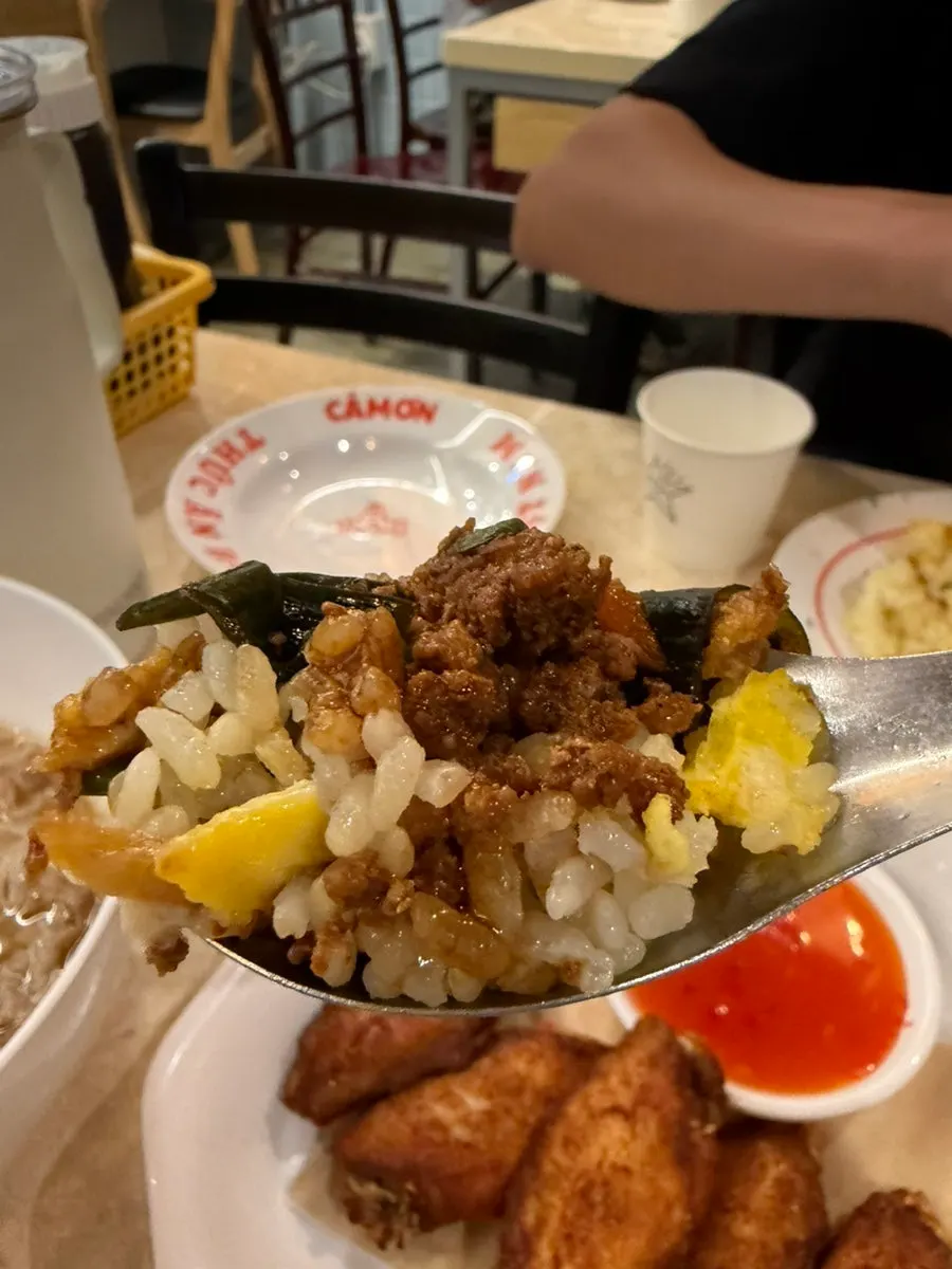 반숙 계란후라이와 마늘크런치를 올린 볶음밥