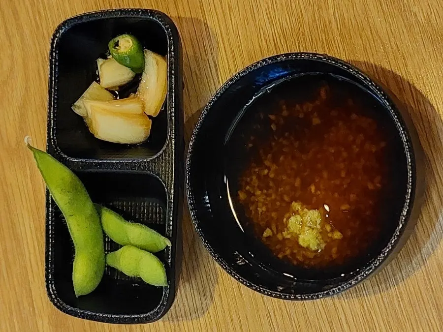 밑반찬과 함께 세팅된 말차 고구마 케이크