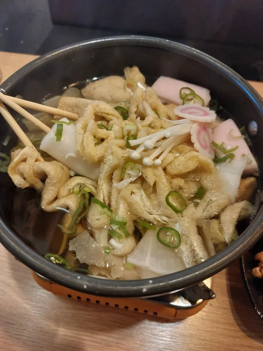 전용 냄비에 한가득 담긴 간사이 어묵탕