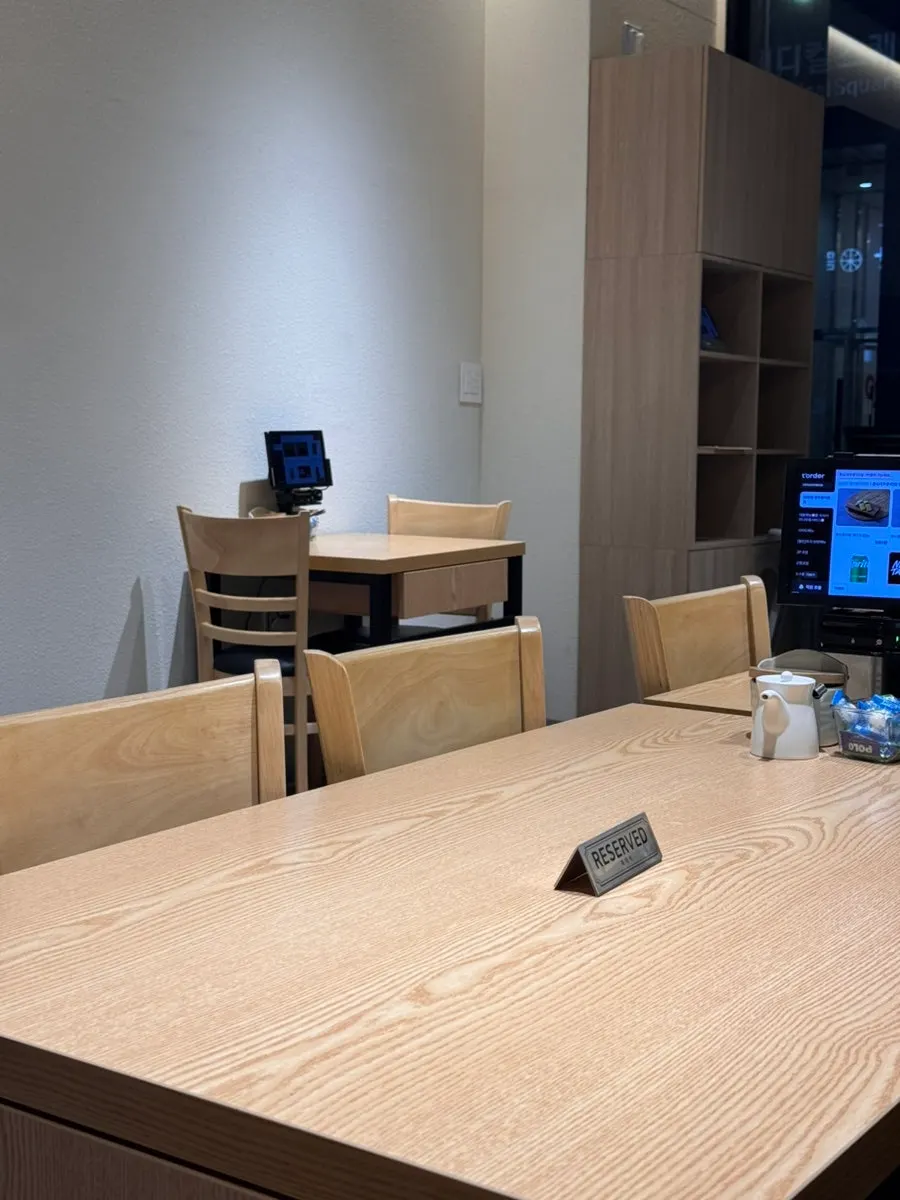 강한초밥 매장 내부 좌석 모습
