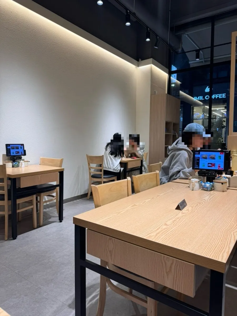 강한초밥 실내 테이블 배치