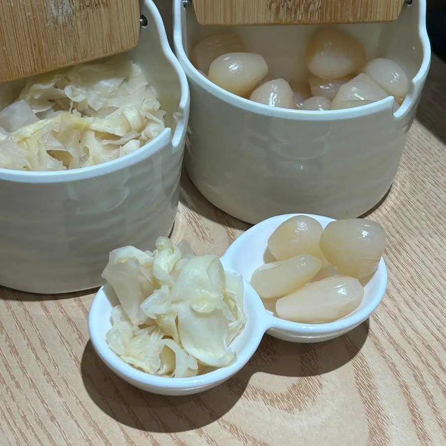 테이블에 준비된 생강절임과 락교