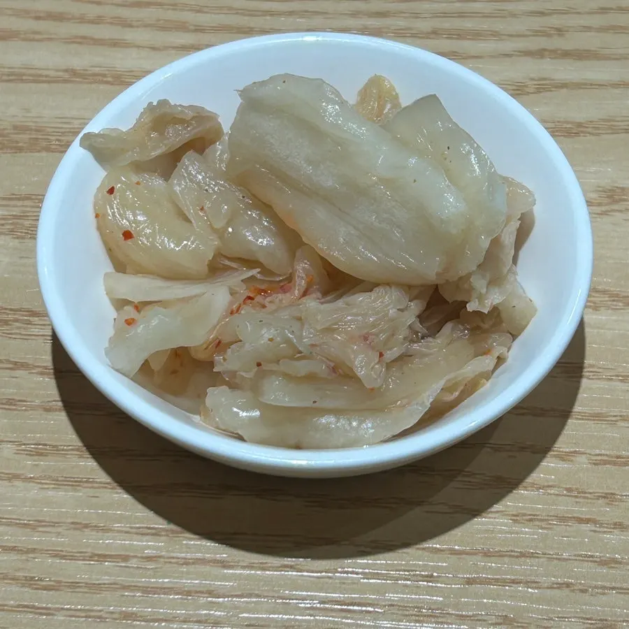 곁들이로 나온 씻은 묵은지