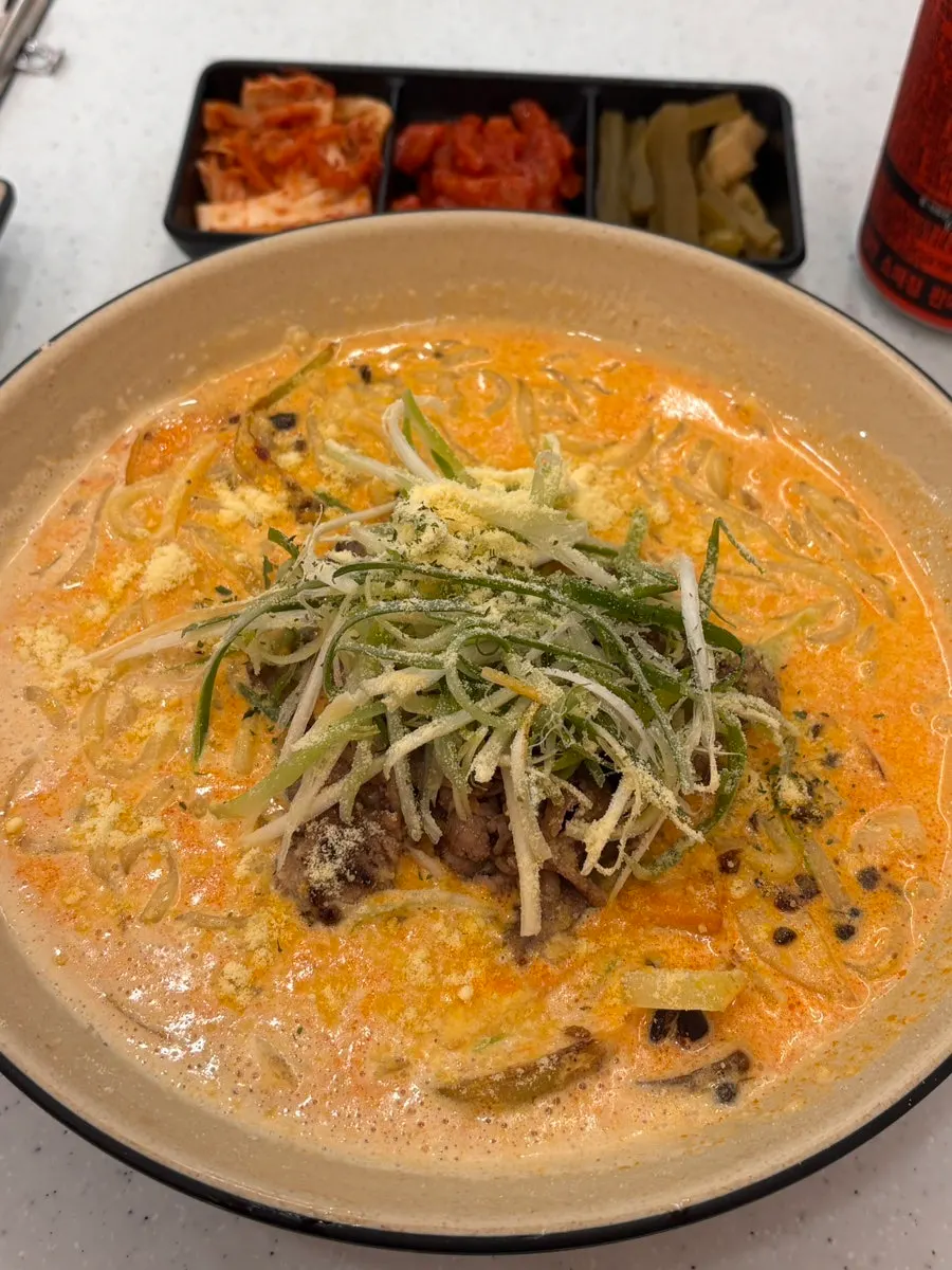 テーブルに提供されたカンムンのウサムギョプマラクリーム麺