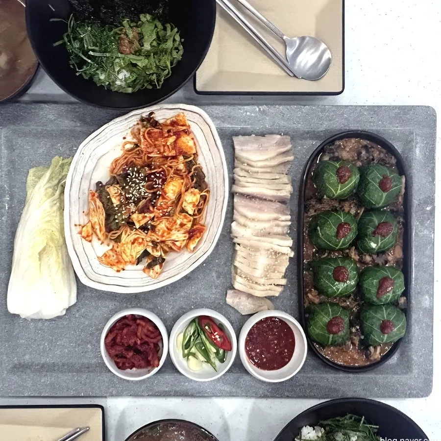 Dried radish strips, garlic, cheongyang chili peppers, and boiled meat dipping sauce
