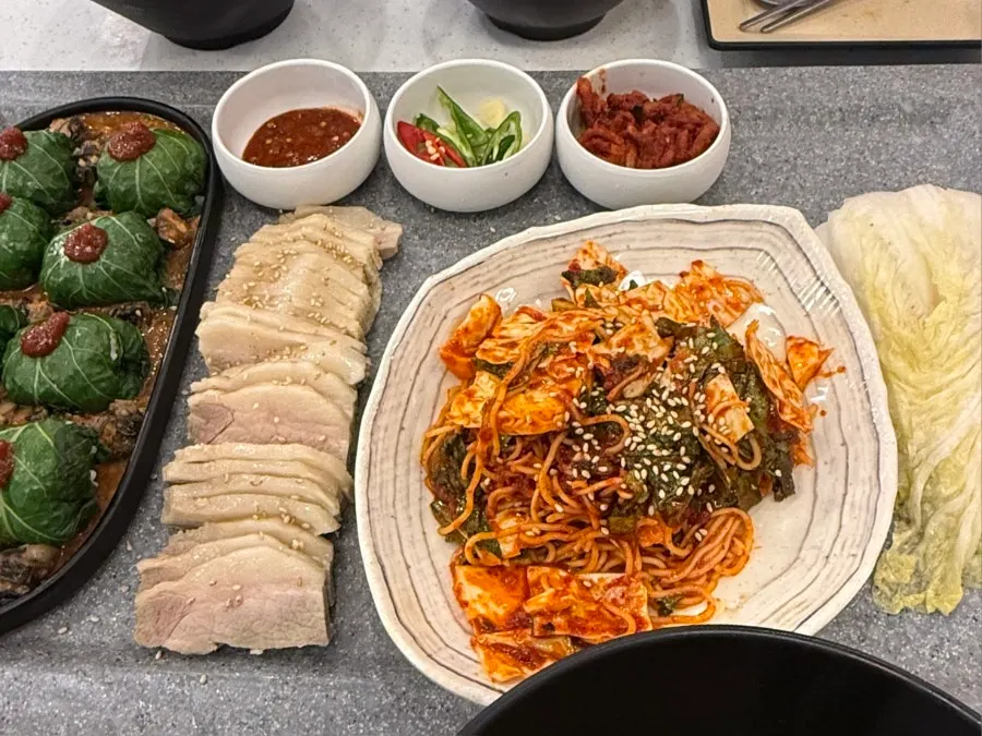 Ureong gangdoenjang, kale ssambap, and pork jowl boiled meat on the hot plate