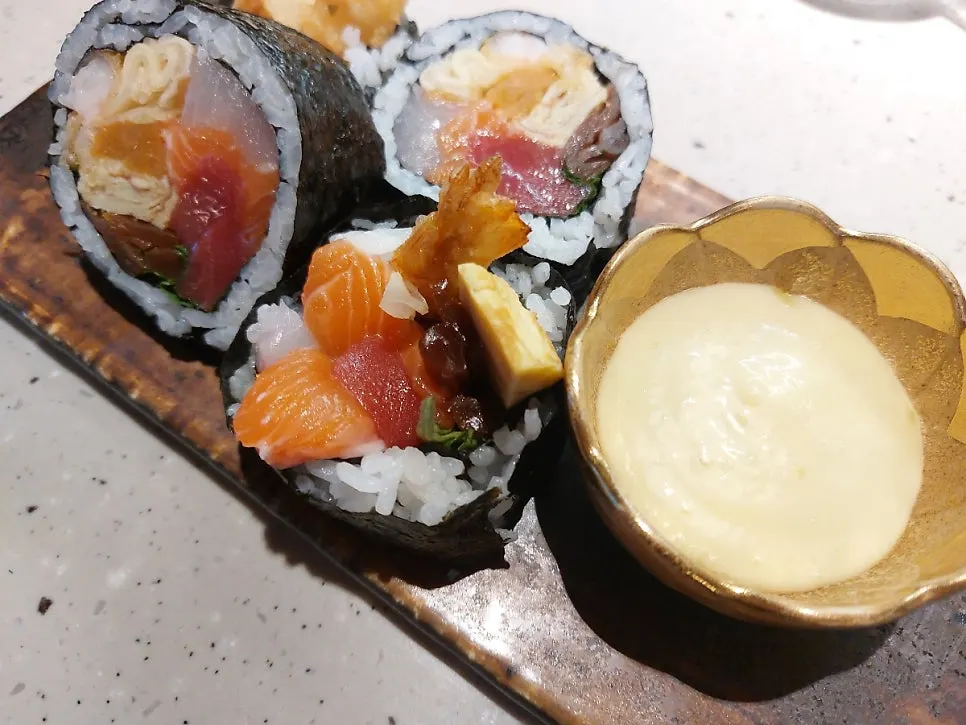 Thickly sliced half futomaki