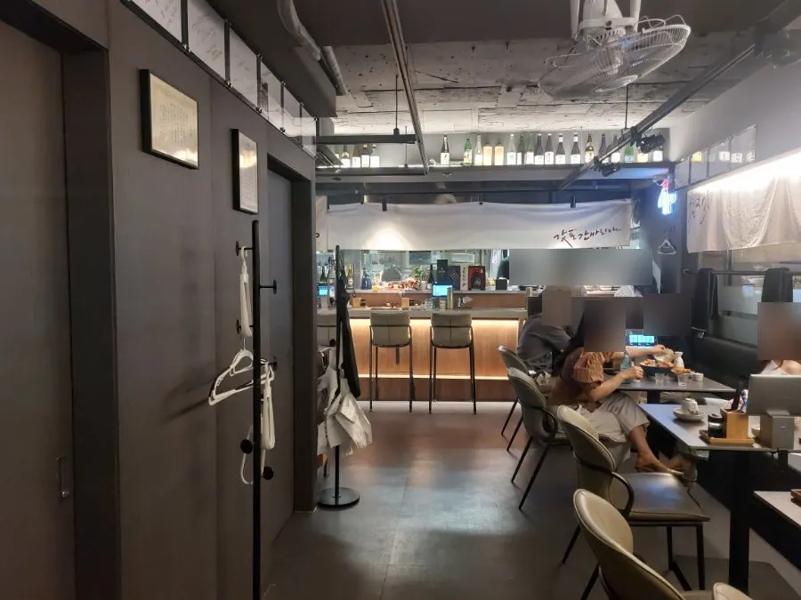 Seating in the calm-mood izakaya