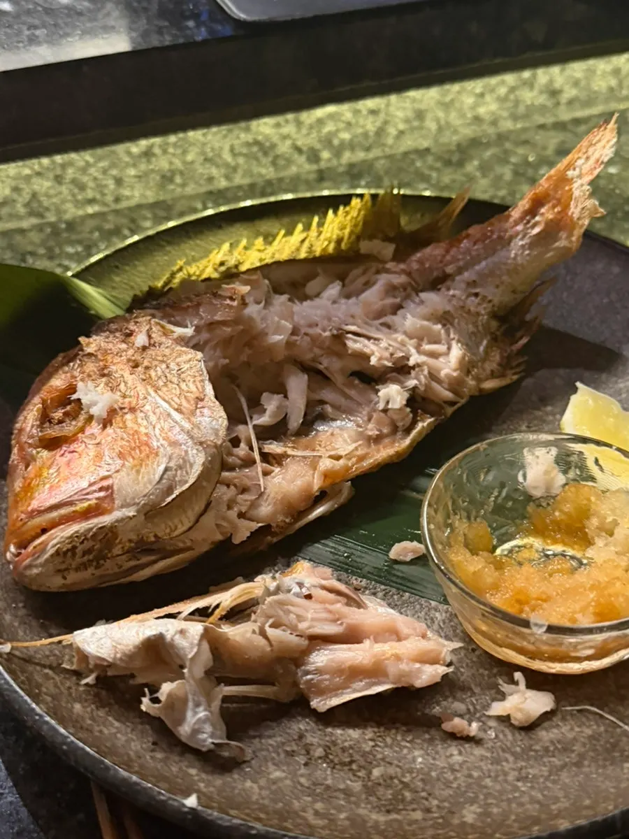 바 테이블에 차려진 꽃돔구이 상차림