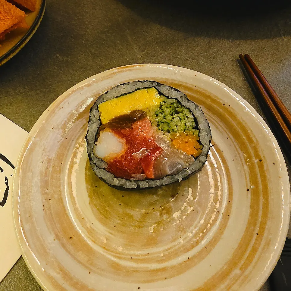테이블에 차려진 후토마끼와 술 한잔