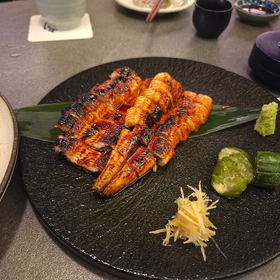 숯불에 구워낸 민물장어 한마리 타래맛
