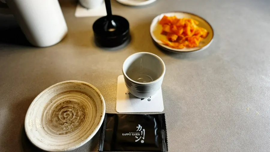 Crunchy crackers served as the starter snack