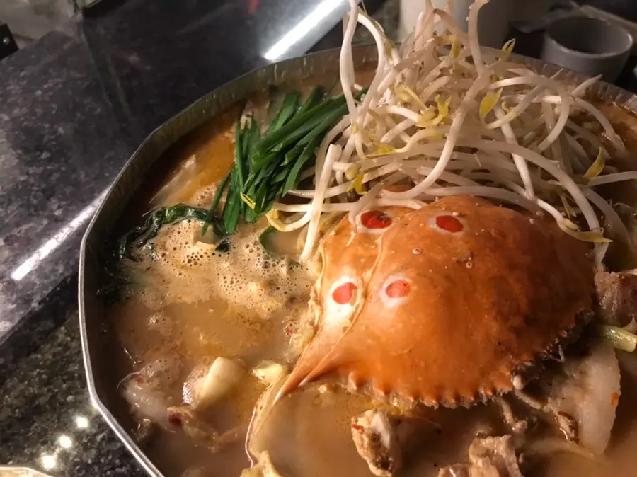 Seasonal seafood Nagasaki nabe simmering