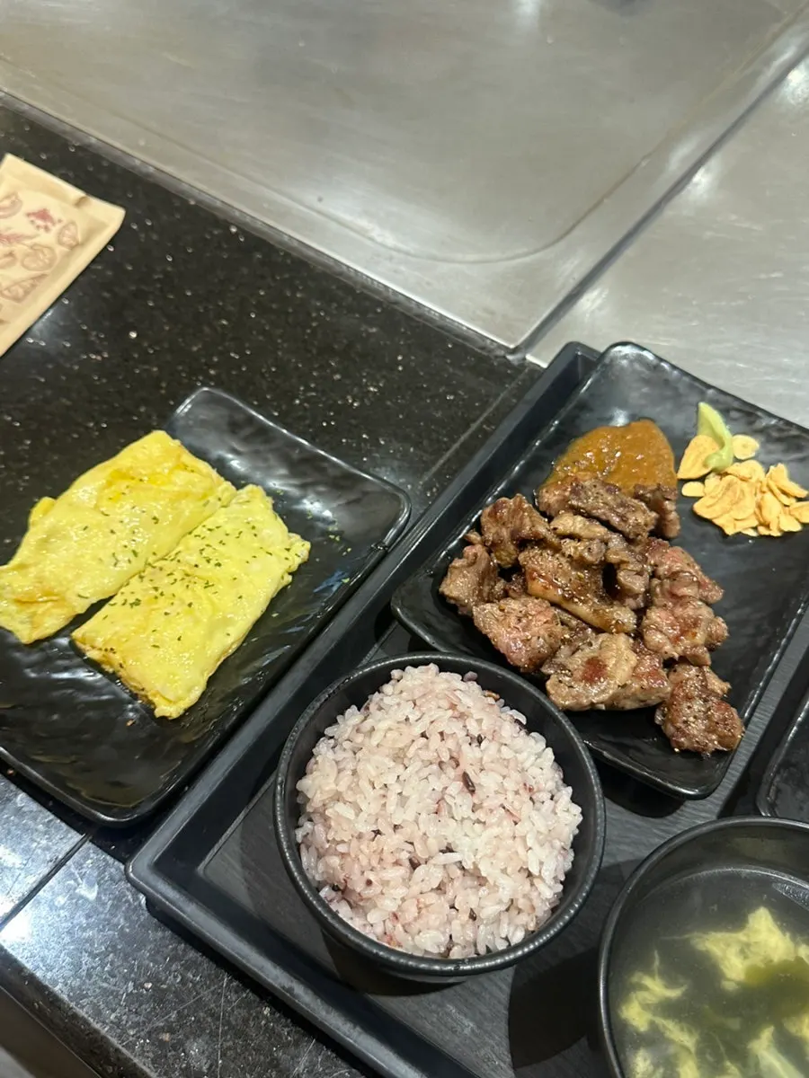 왕갈비살과 해산물이 함께 담긴 철판요리