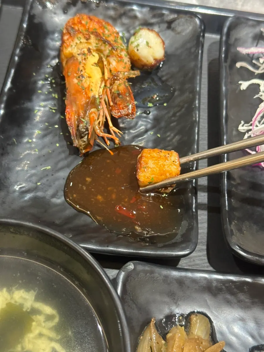 고기와 해산물이 골고루 담긴 한 상