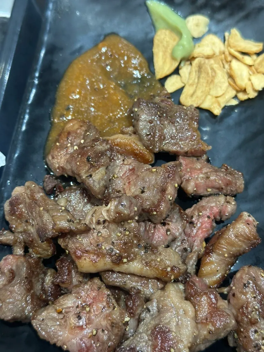 한입 크기로 잘린 왕갈비살 스테이크
