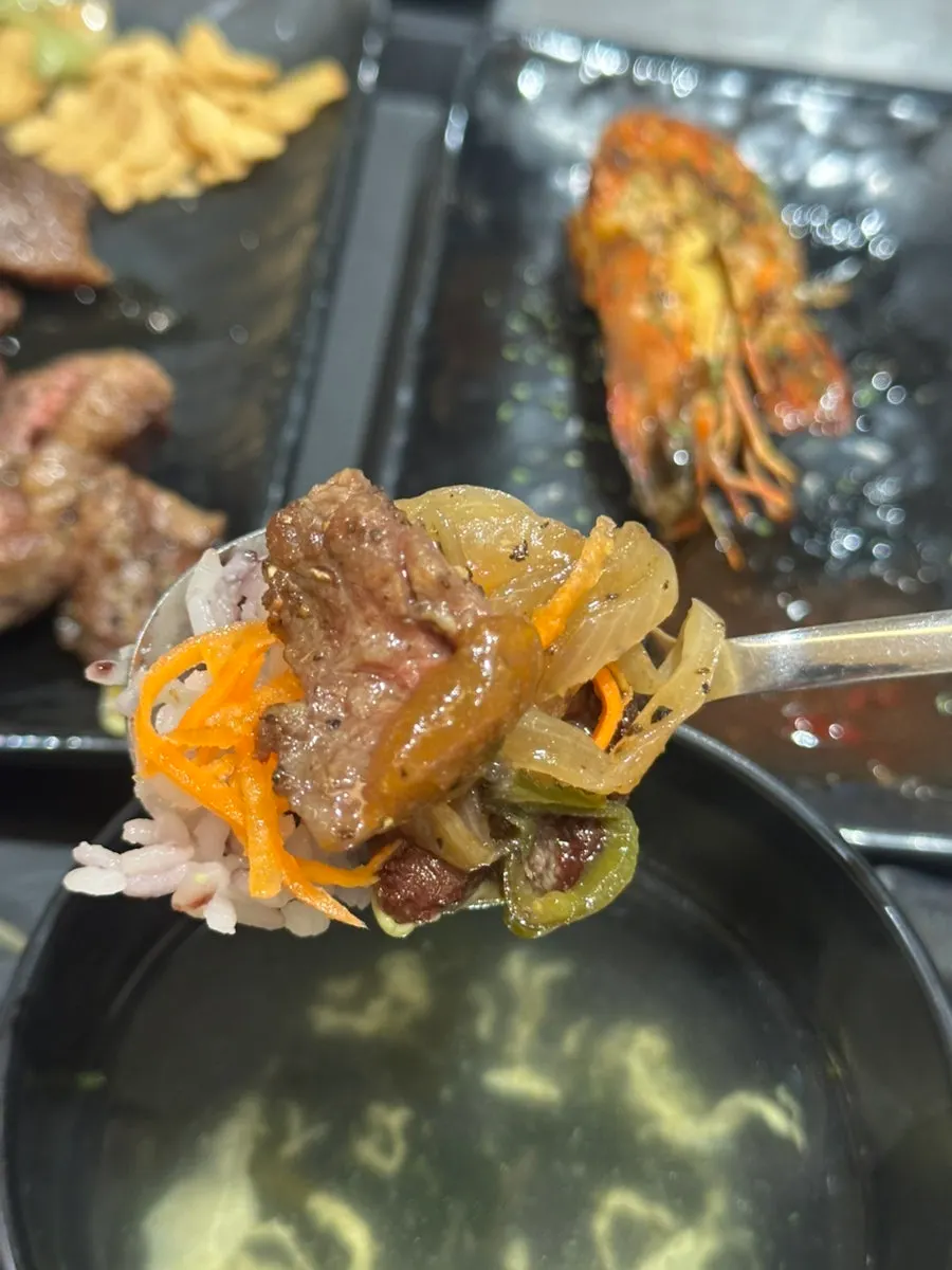 마늘칩을 곁들인 왕갈비살