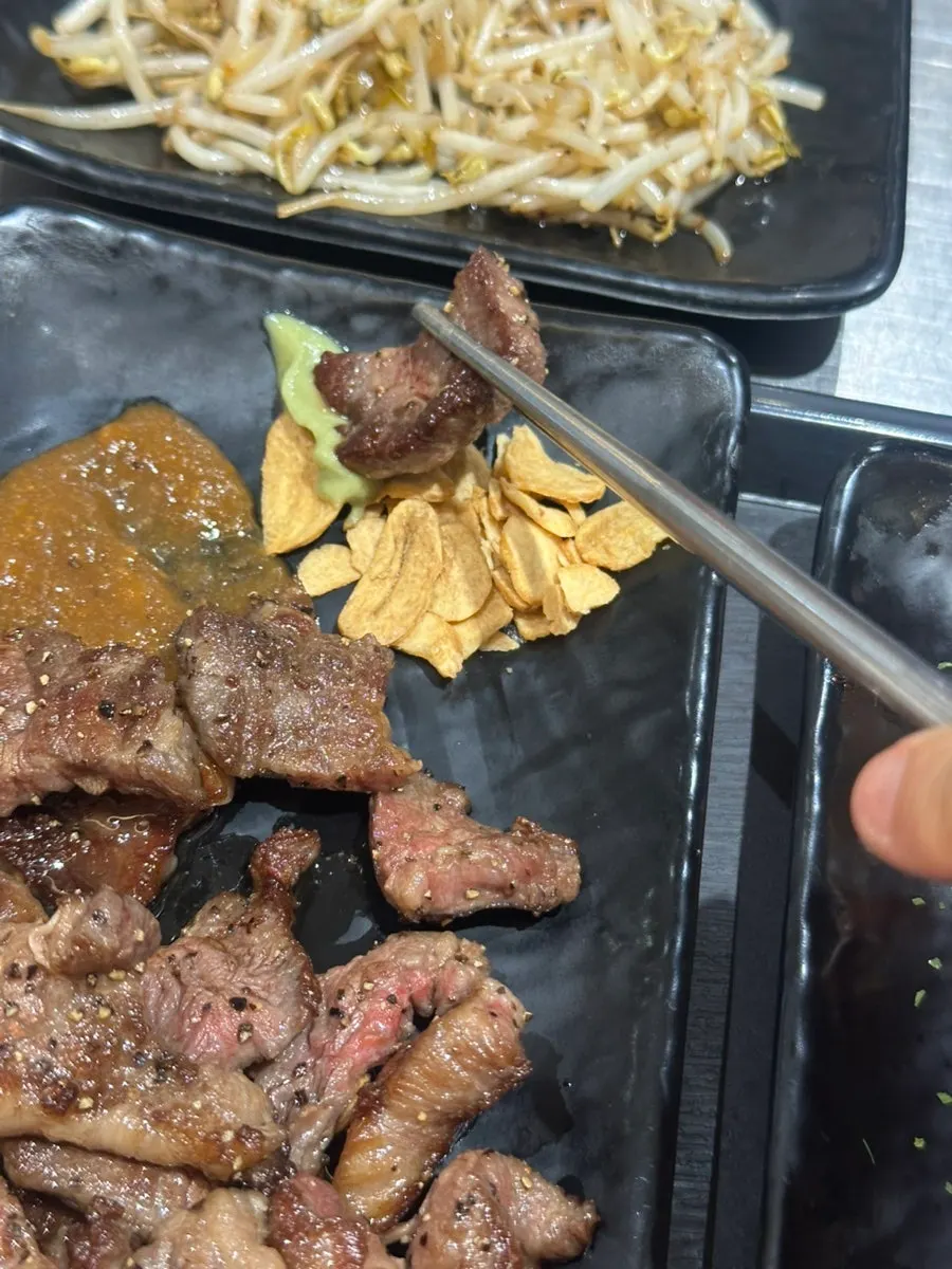 밥과 국, 반찬까지 함께한 혼밥 한 상