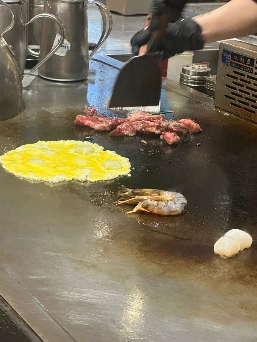 철판을 바라보는 카렌 혼밥 좌석