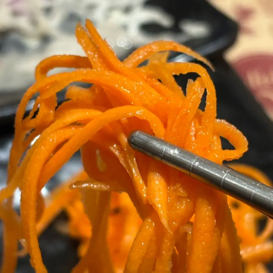 Sautéed onions, carrot rapé, sautéed bean sprouts, and salad side dishes